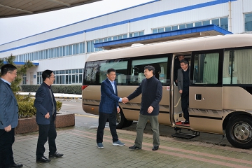 市人大常委会主任周东明向老哥网官网集团送新春慰问