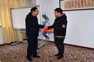 安庆市迎江区政协主席叶进明一行来老哥网官网集团慰问造血干细胞捐献者吴飞同志